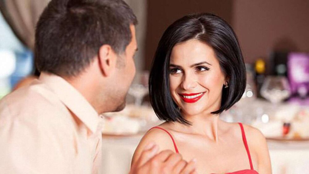 Discover the hidden signs of flirty body language and learn how to read and respond like a pro. Get ready to master the art of nonverbal flirtation!